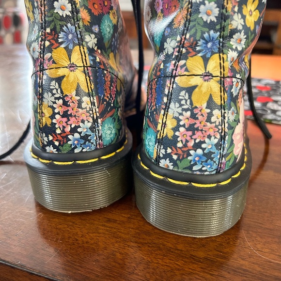 Dr. (Doc) Martens floral Airwalk boots. Size 7US 5UK or 38EU. Like new condition - Picture 4 of 7